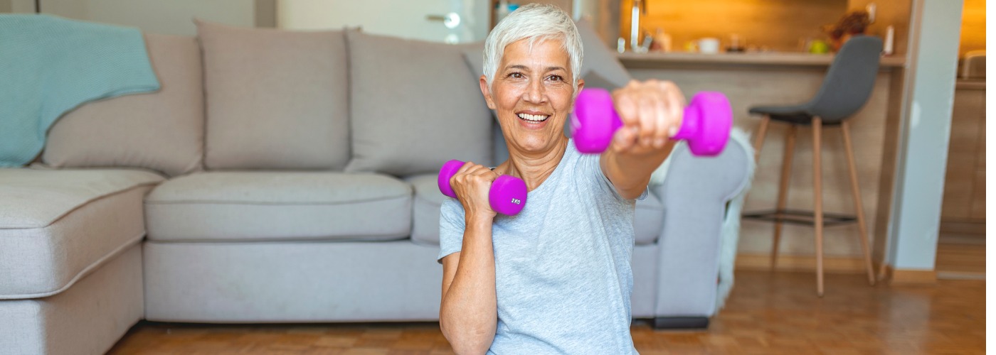 woman with weights in her hand